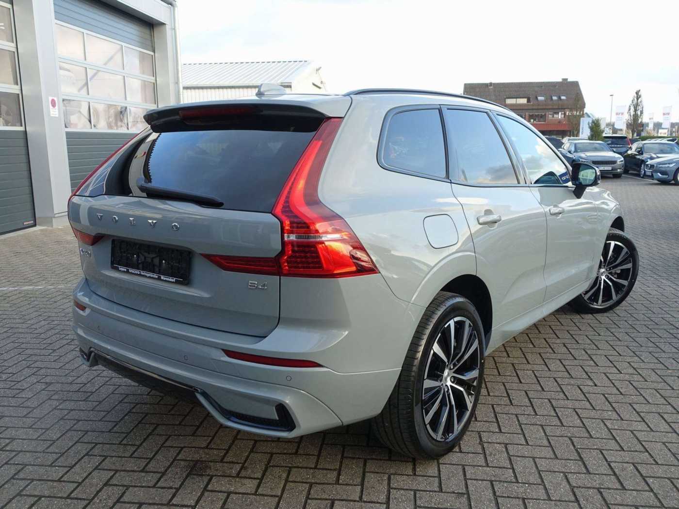 Volvo  Plus B4 Mild-Hybrid Dark PANO/STANDHZG/BLIS