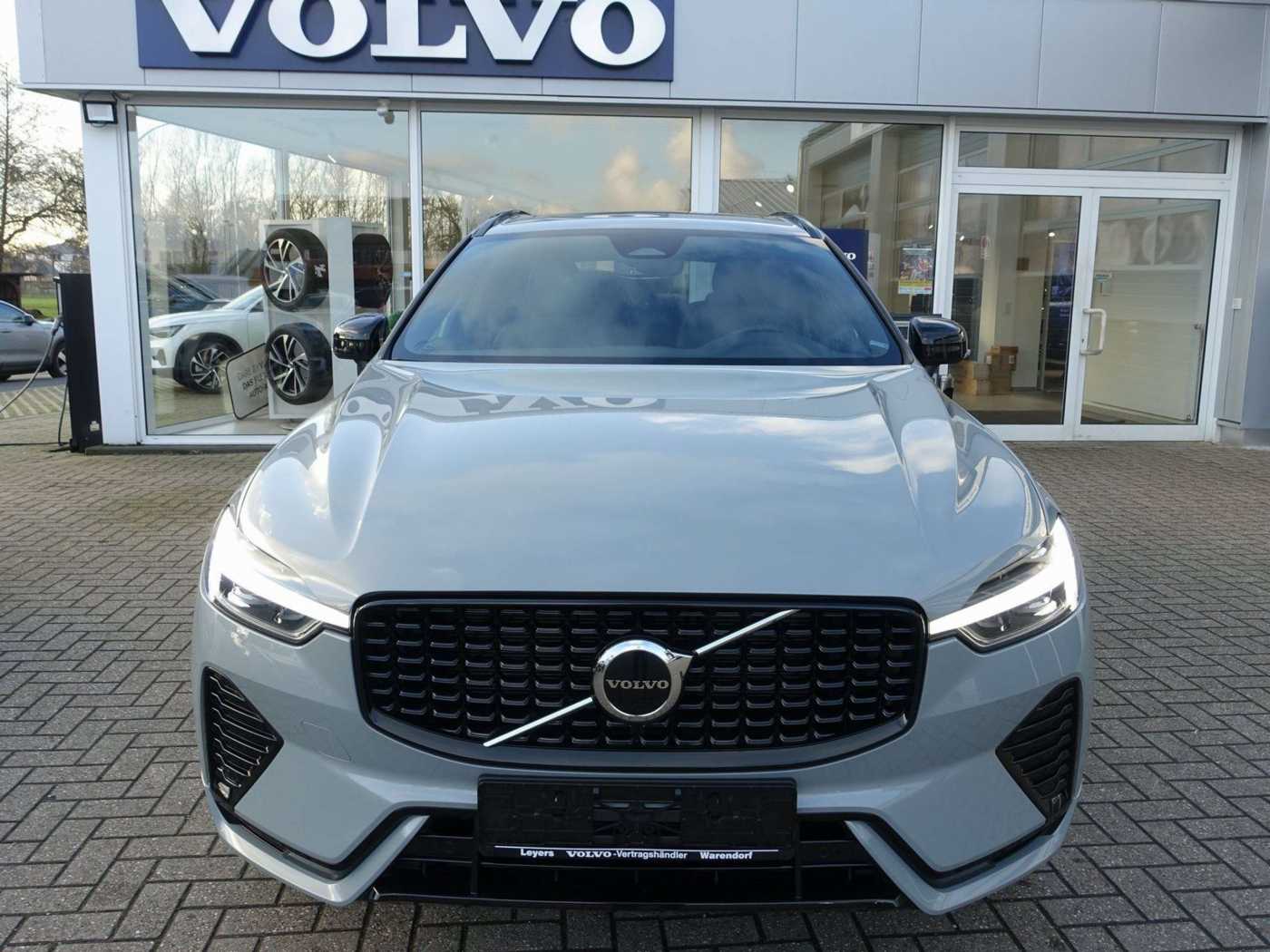 Volvo  Plus B4 Mild-Hybrid Dark PANO/STANDHZG/BLIS