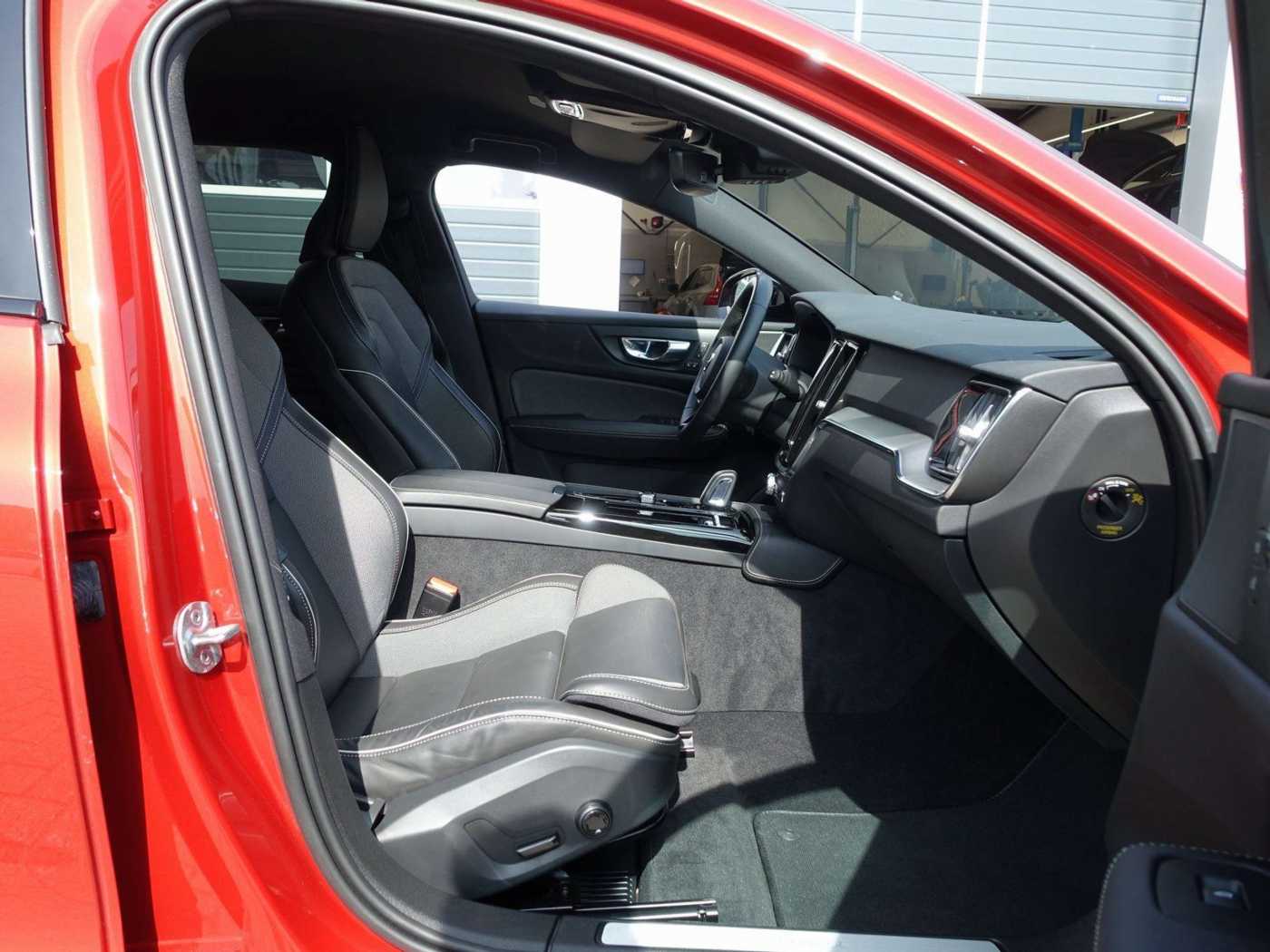 Volvo  T6 AWD R-Design/Memory/Kamera/AHK/Carplay