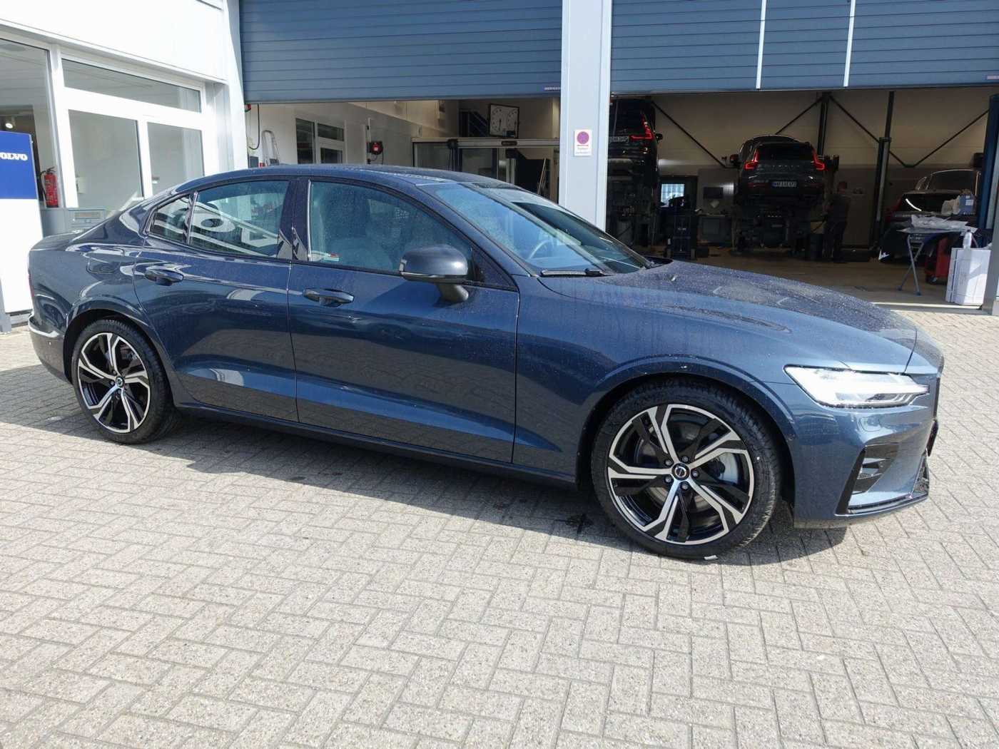 Volvo  Ultimate Dark B5 AWD /HeadUP/Pano/360°/BLIS