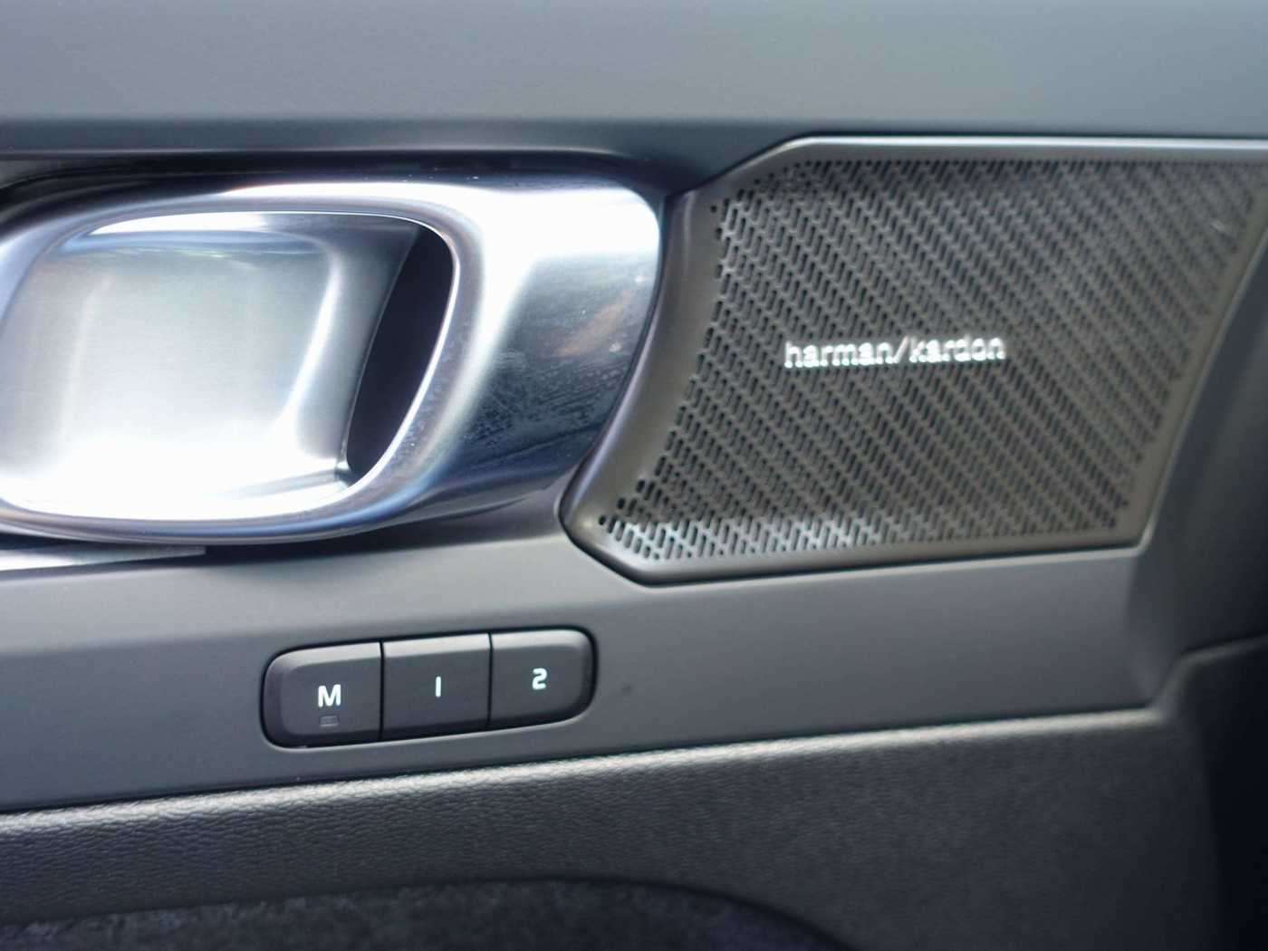 Volvo  Ultra B4 Mild-Hybrid/Dark/Pano/H&K/BLIS