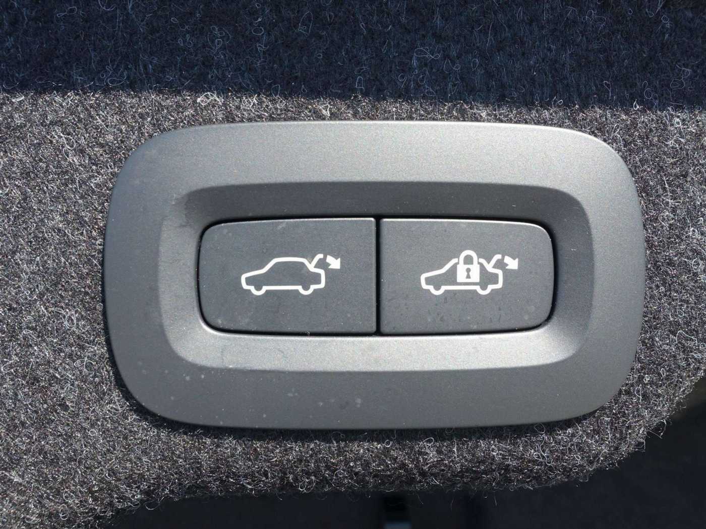 Volvo  Ultimate Dark T8 AWD B&W/360°KAM/FOUR-C/HUD