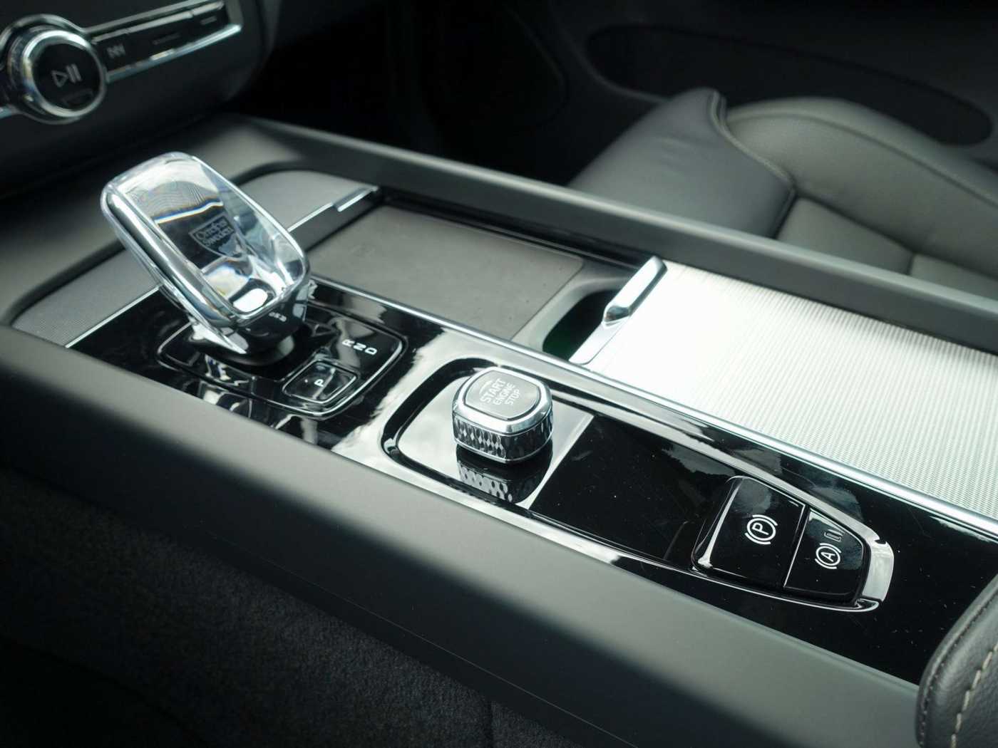 Volvo  Black Edition Plus T6 AWD/B&W/Pano/360°/BLS