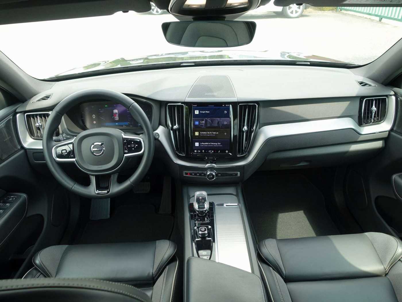 Volvo  B4 AWD Dark/Kamera/H&K/BLIS/Memory/Carplay