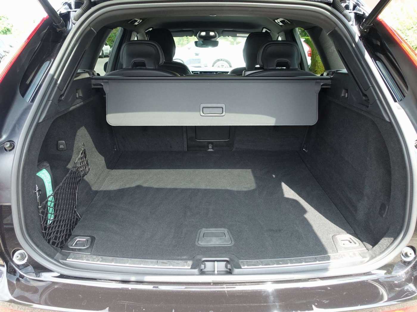 Volvo  B4 AWD Dark/Kamera/H&K/BLIS/Memory/Carplay