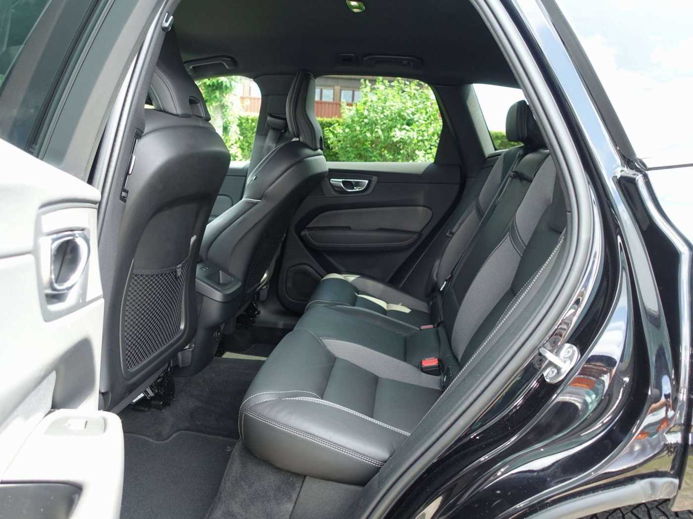 Volvo  B4 AWD Dark/Kamera/H&K/BLIS/Memory/Carplay