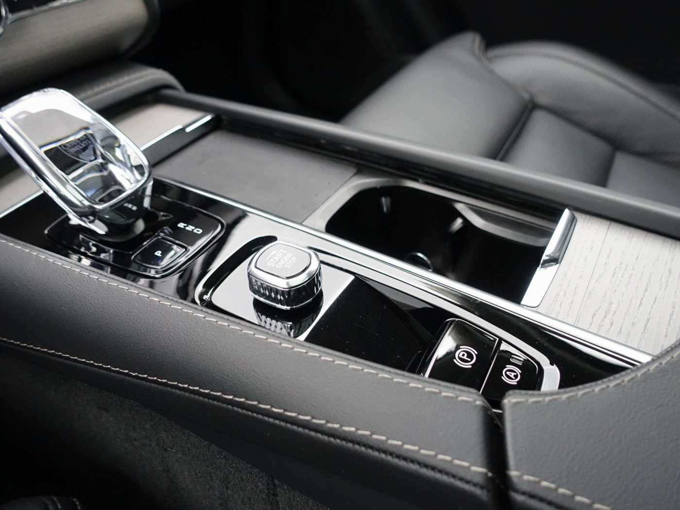Volvo  Ultra Dark T8 AWD Plug-in Hybrid/B&W/Massag