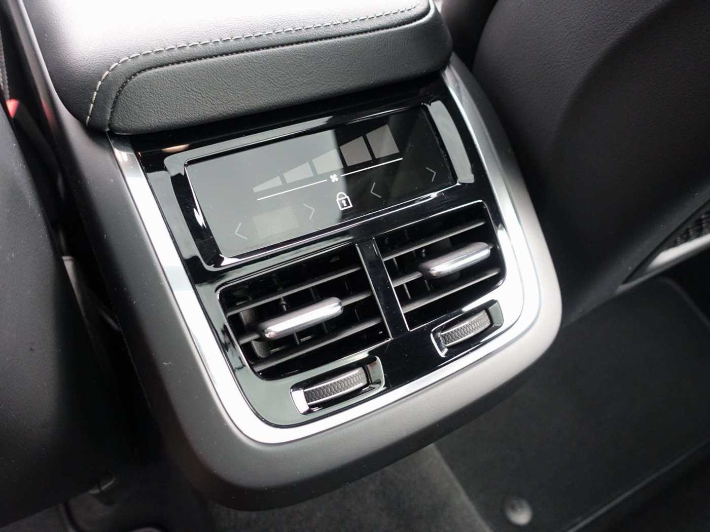 Volvo  B4 Dark/Pano/AHK/Kamera/H&K/Memory/Carplay