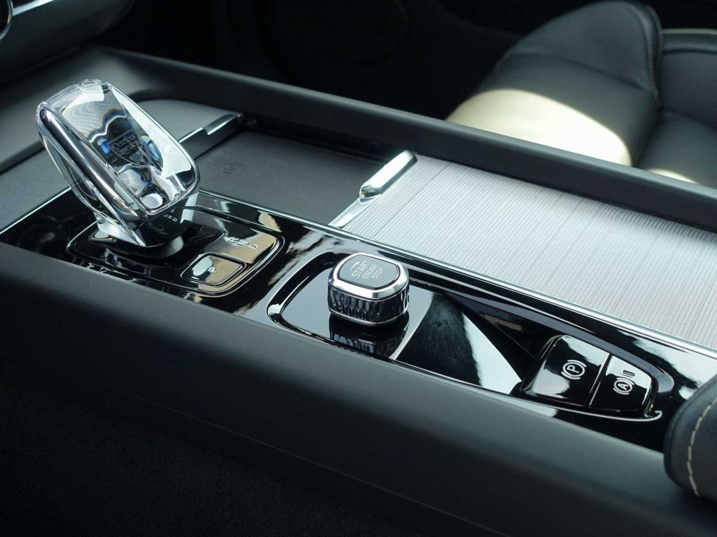 Volvo  Black Edition Plus T8 AWD/Pano/360°/H&K
