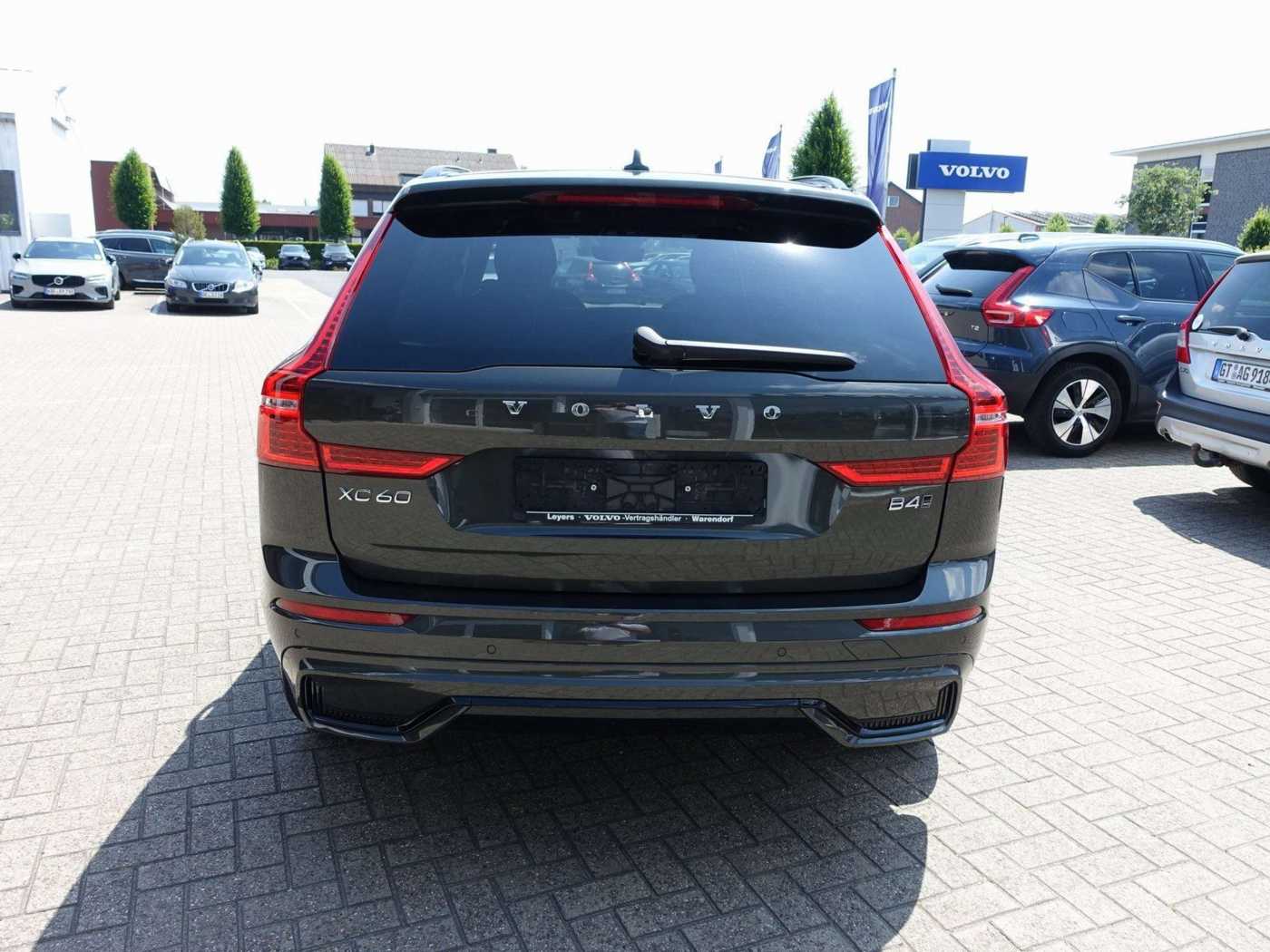 Volvo  B4 R-Design AWD/StndHZ/Kamera/AHK/H&K