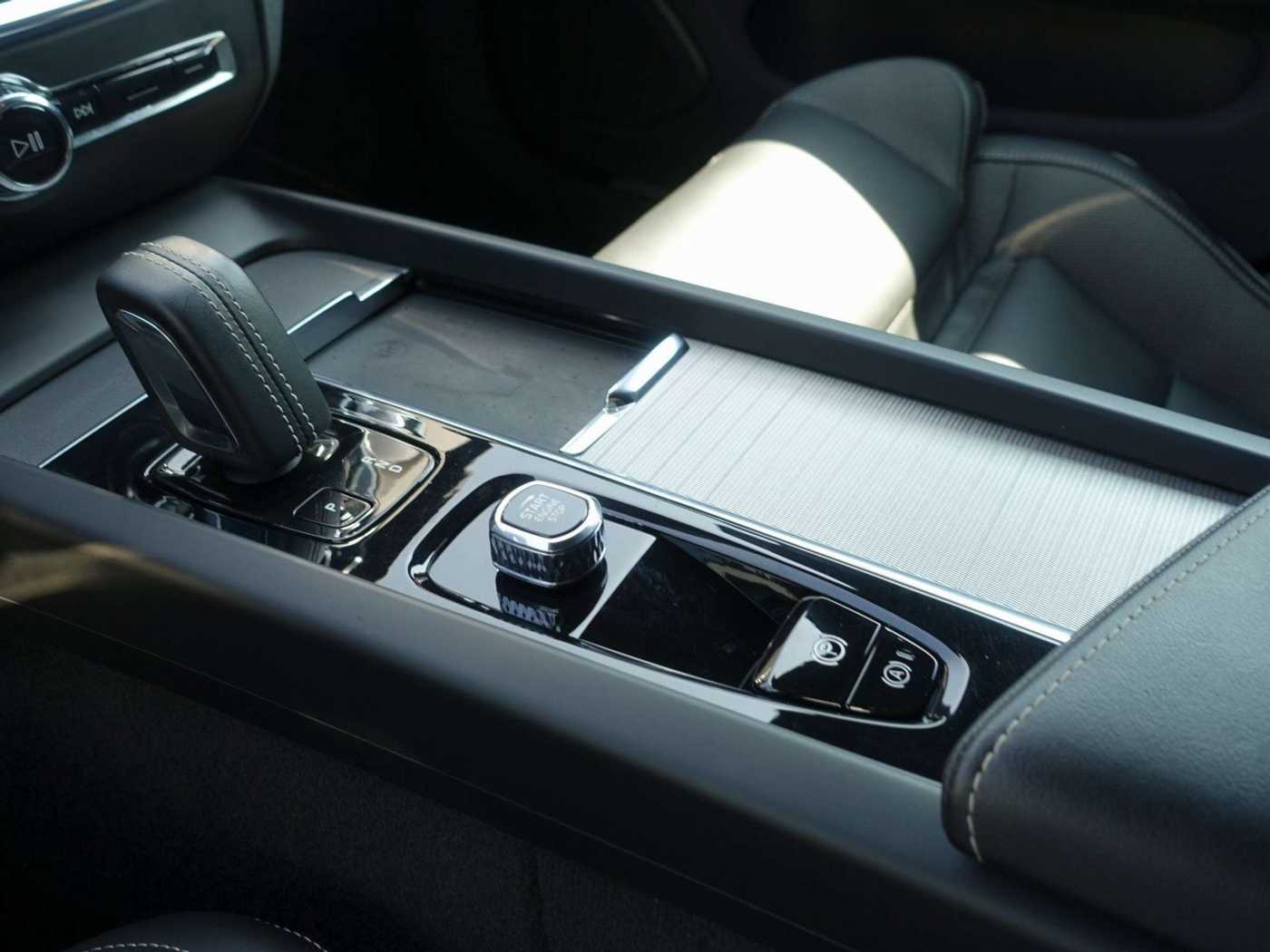 Volvo  B4 R-Design/Carplay/Kamera/Memory/H&K/BLIS