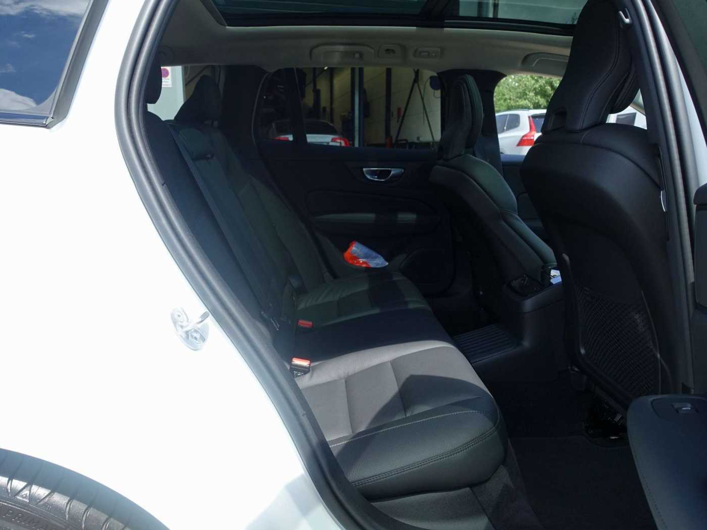 Volvo  T6 Ultra Dark AWD Pano/AHK/HUD/360°Cam