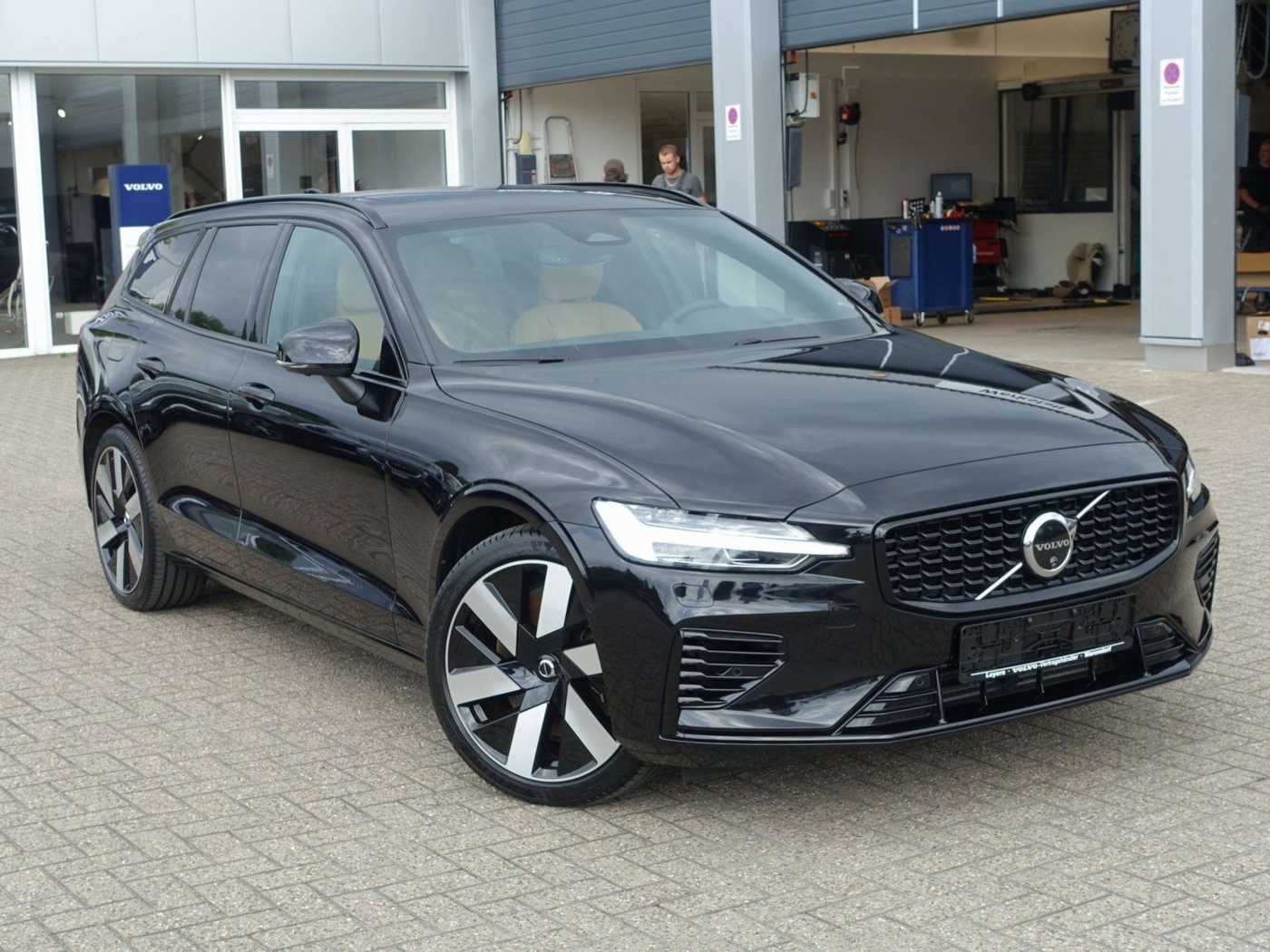 Volvo  Ultra Dark T6 AWD Plug-in Hybrid B&W/AHK/360