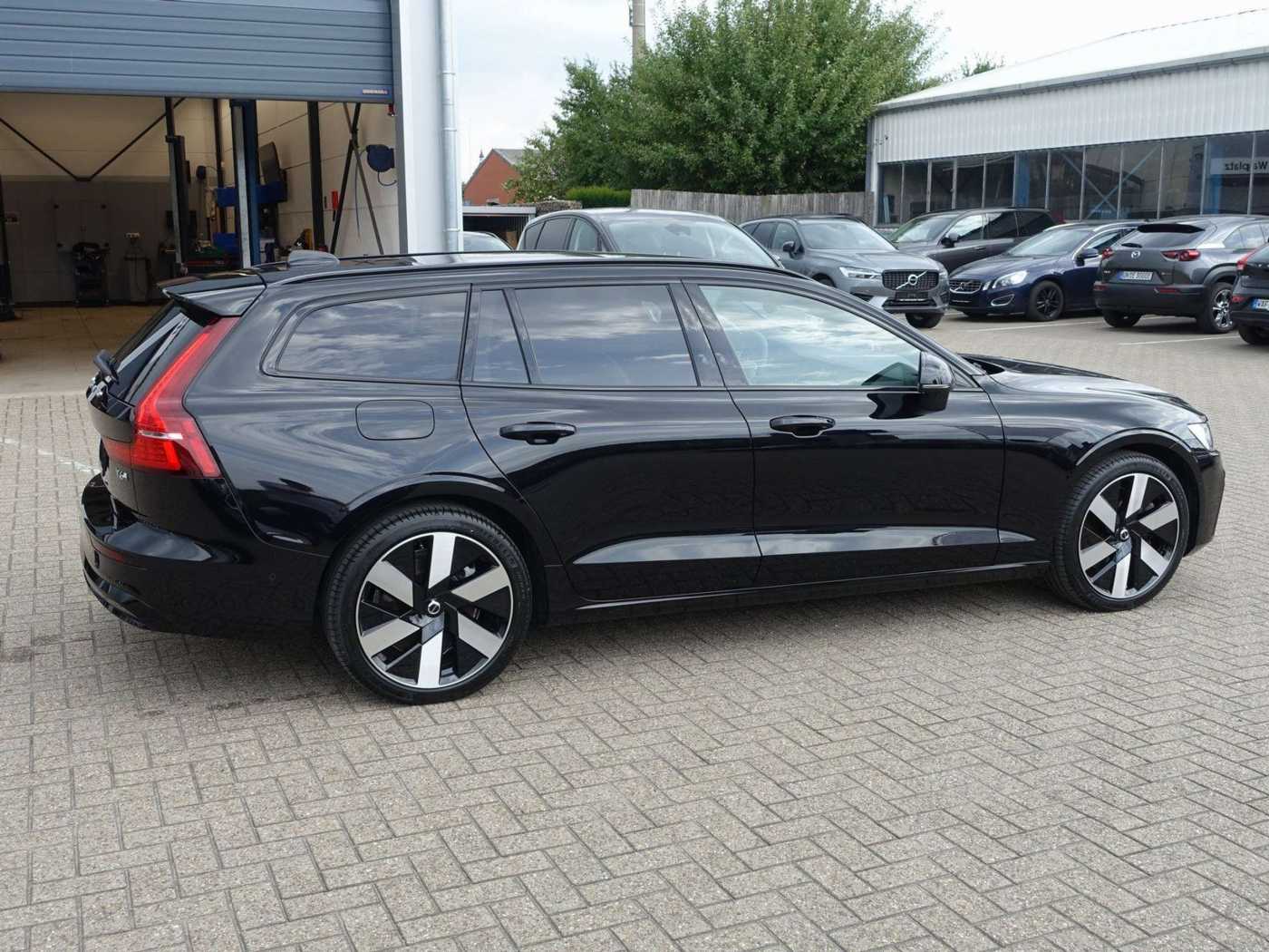 Volvo  Ultra Dark T6 AWD Plug-in Hybrid B&W/AHK/360