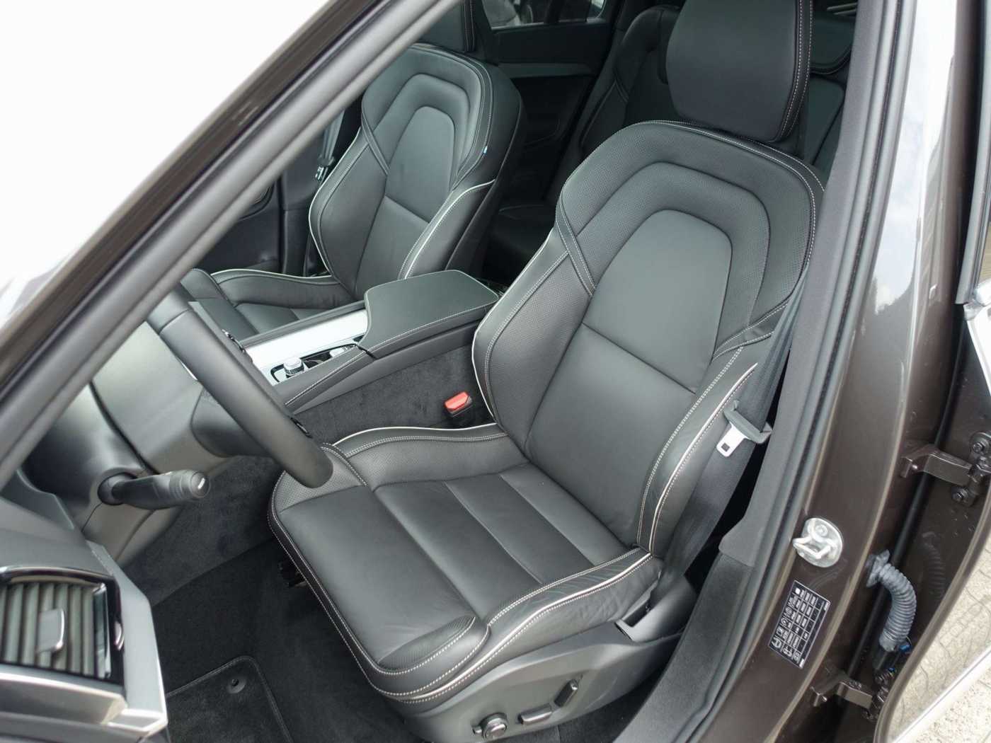 Volvo  Plus Bright T8 AWD PANO/B&W/FOUR-C/AHK/BLIS