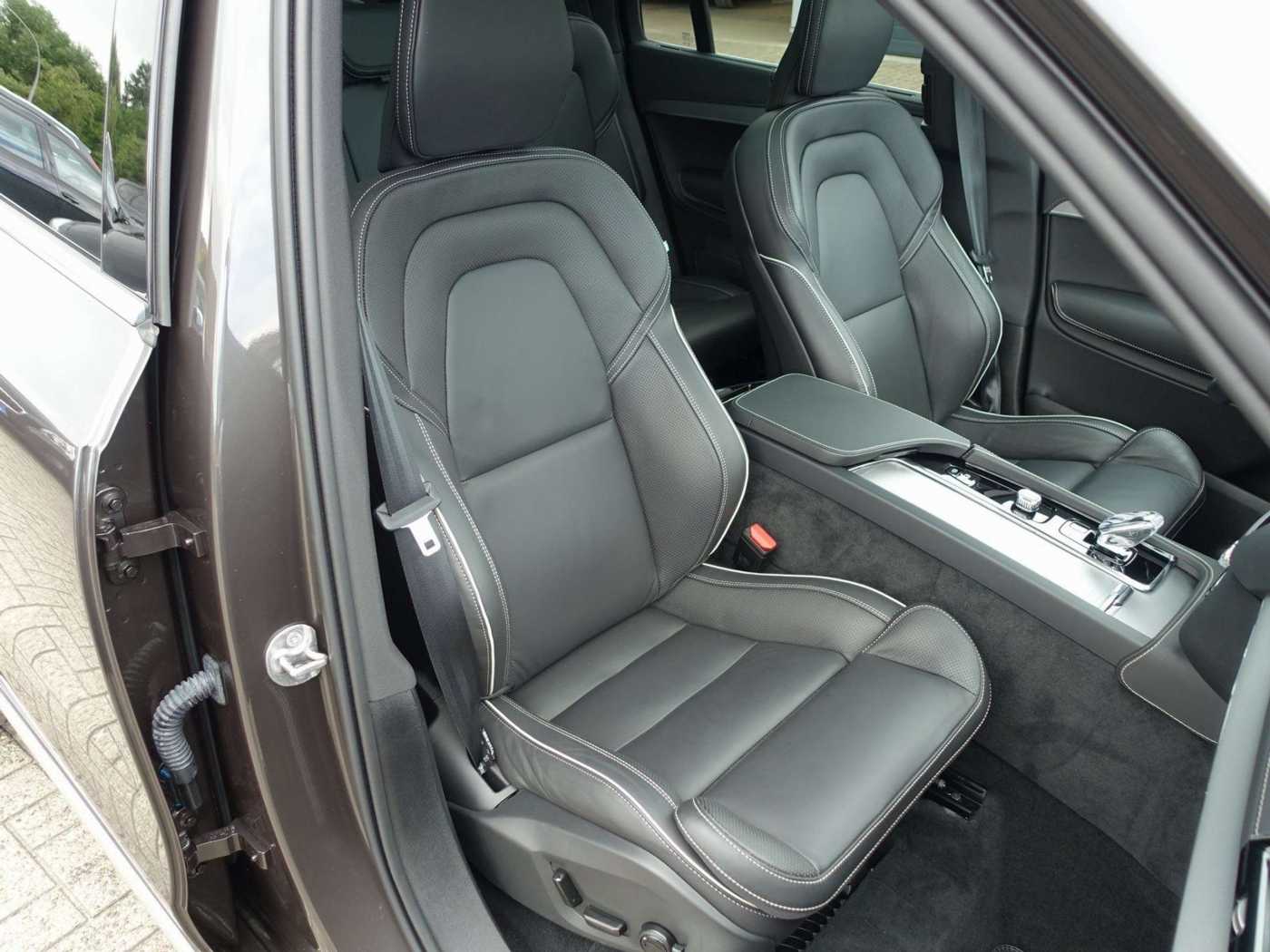 Volvo  Plus Bright T8 AWD PANO/B&W/FOUR-C/AHK/BLIS