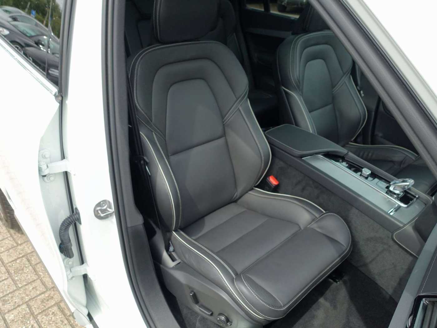 Volvo  Plus Bright T8 AWD Plug-in Hybrid PANO/B&W