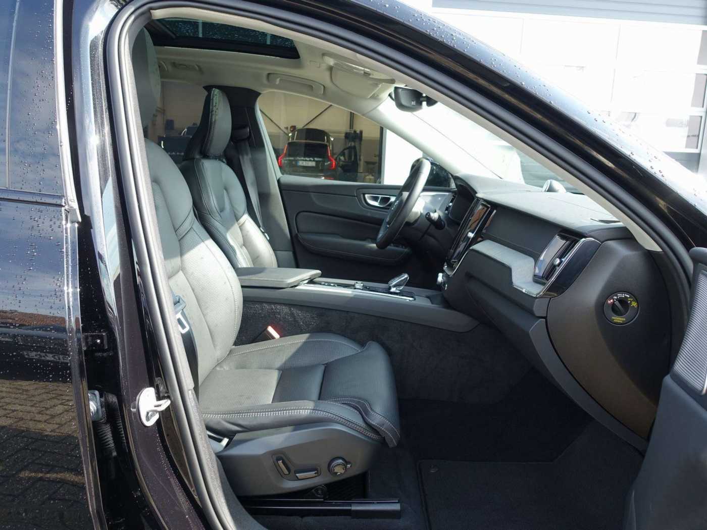 Volvo  Ultra Dark B5 AWD/Four-C/360°Cam/Massage