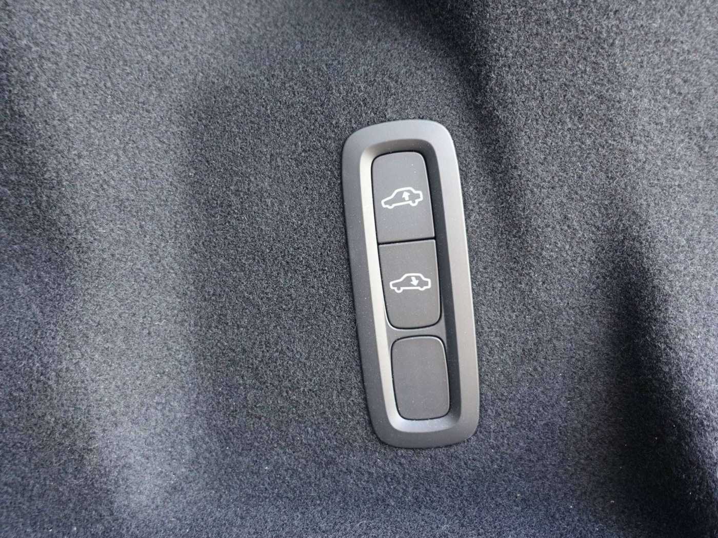 Volvo  Ultra Dark B5 AWD/Four-C/360°Cam/Massage