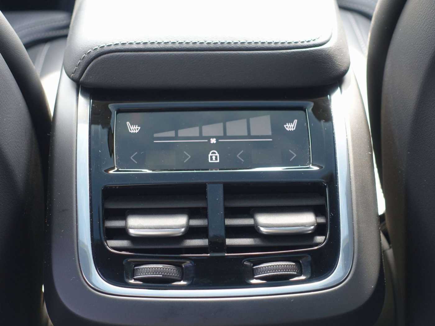 Volvo  Ultra Dark B5 AWD/Four-C/360°Cam/Massage