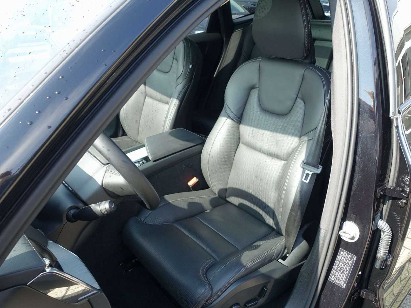 Volvo  Ultra Dark B5 AWD/Four-C/360°Cam/Massage