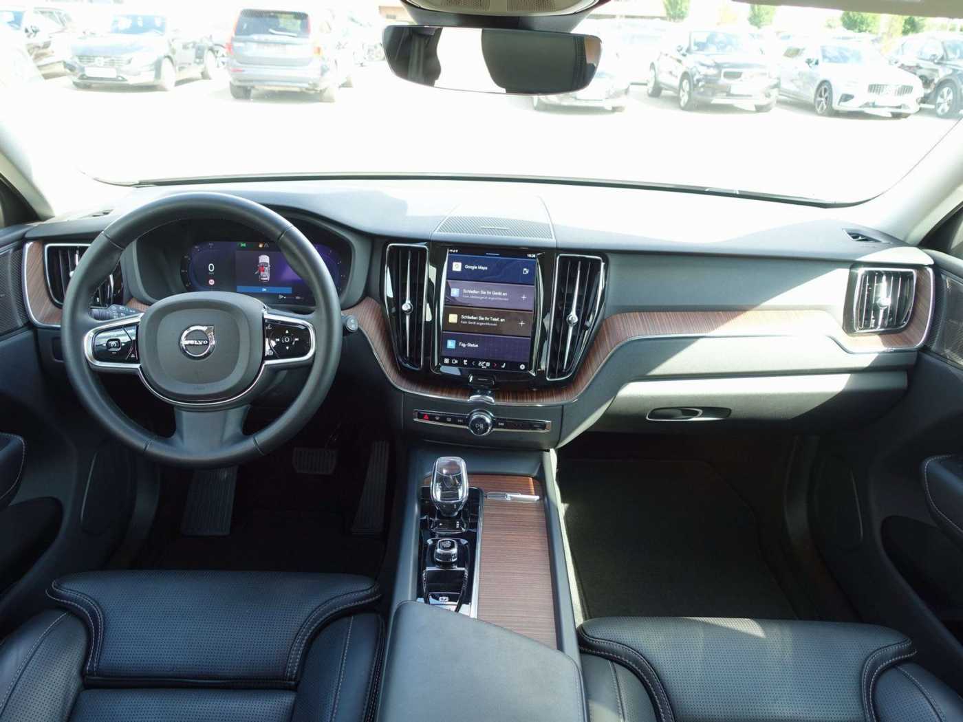 Volvo  B4 Plus Dark AWD 360°Cam/AHK/Harman/Kardon