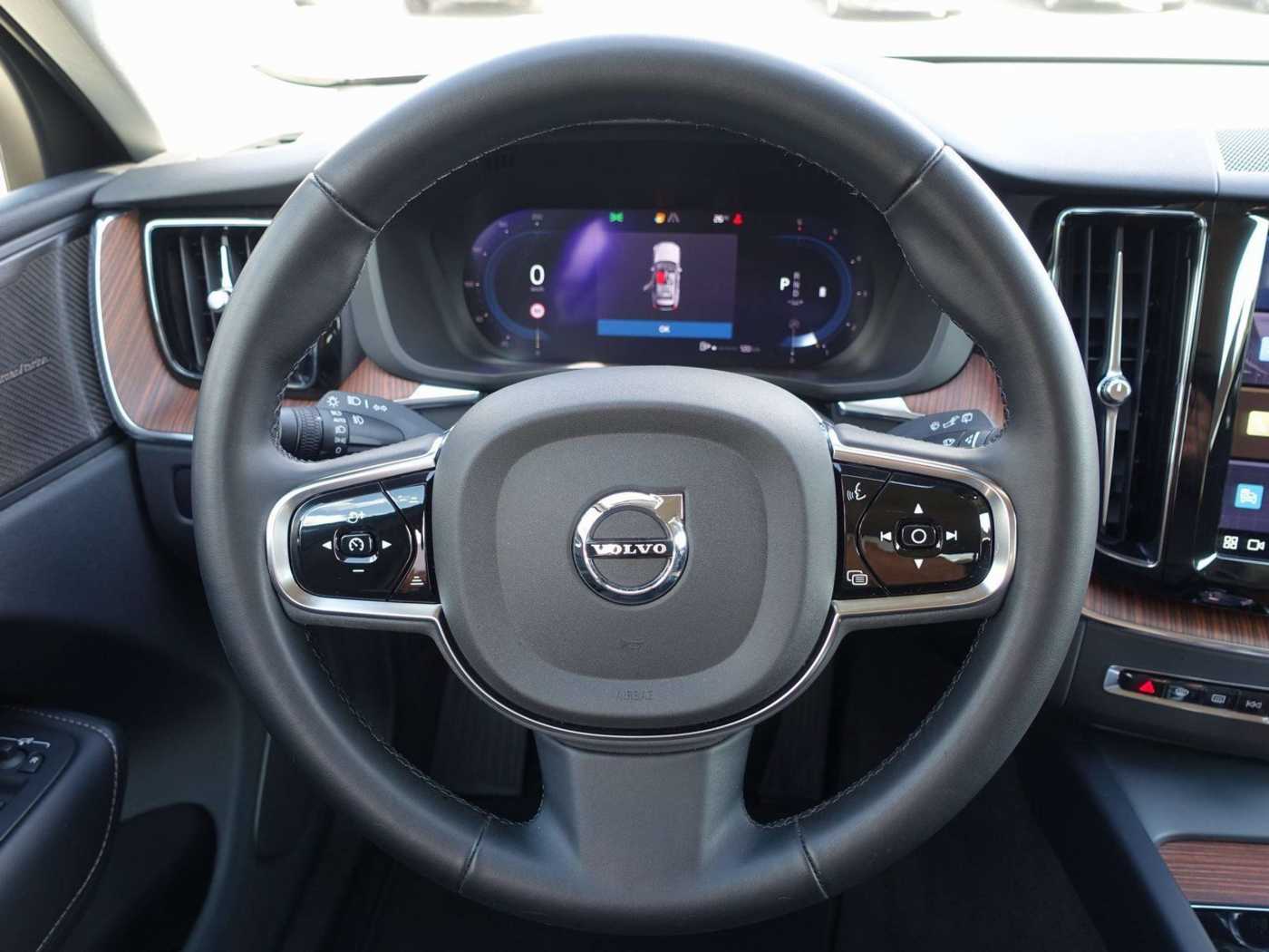 Volvo  B4 Plus Dark AWD 360°Cam/AHK/Harman/Kardon