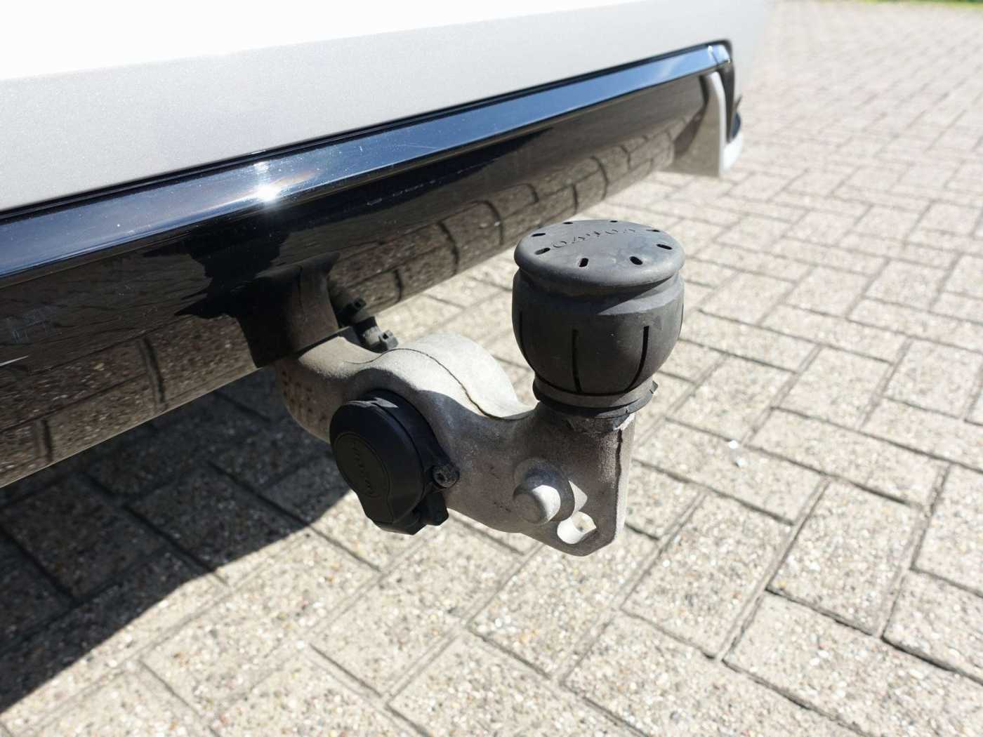 Volvo  B4 Plus Dark AWD 360°Cam/AHK/Harman/Kardon