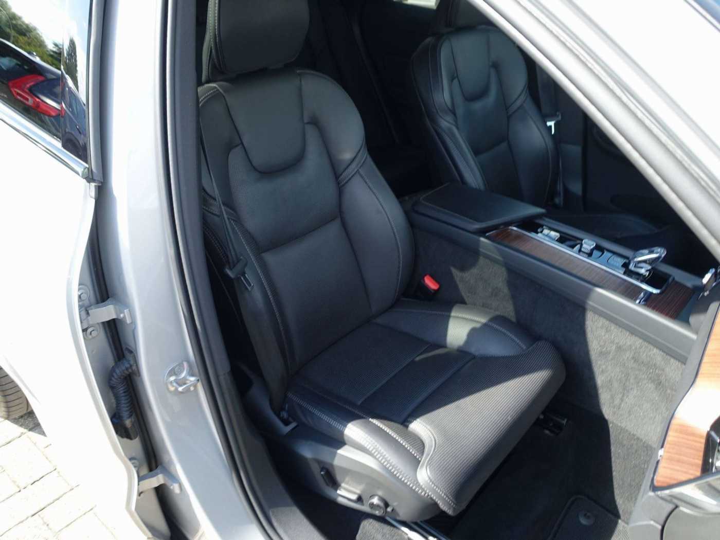 Volvo  B4 Plus Dark AWD 360°Cam/AHK/Harman/Kardon