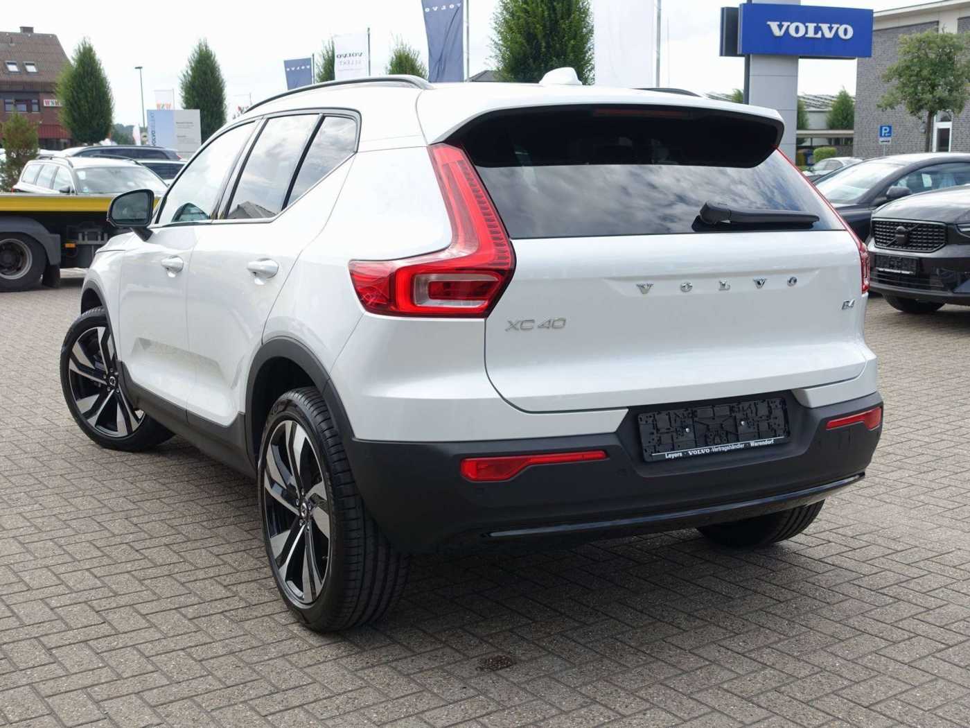 Volvo  Ultra Dark B4 Mild-Hybrid PANO/360°KAM/BLIS
