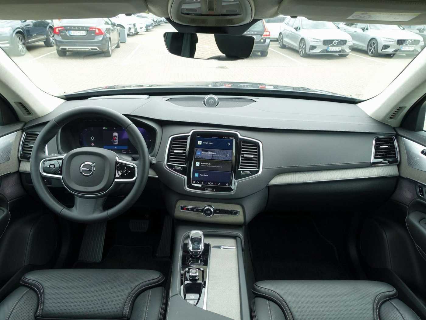 Volvo  Ultra Bright T8 AWD Plug-in Hybrid Pano, B&W