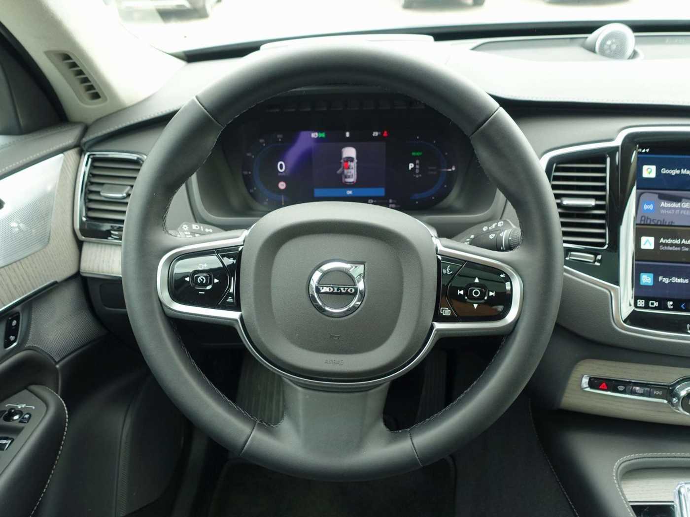 Volvo  Ultra Bright T8 AWD Plug-in Hybrid Pano, B&W
