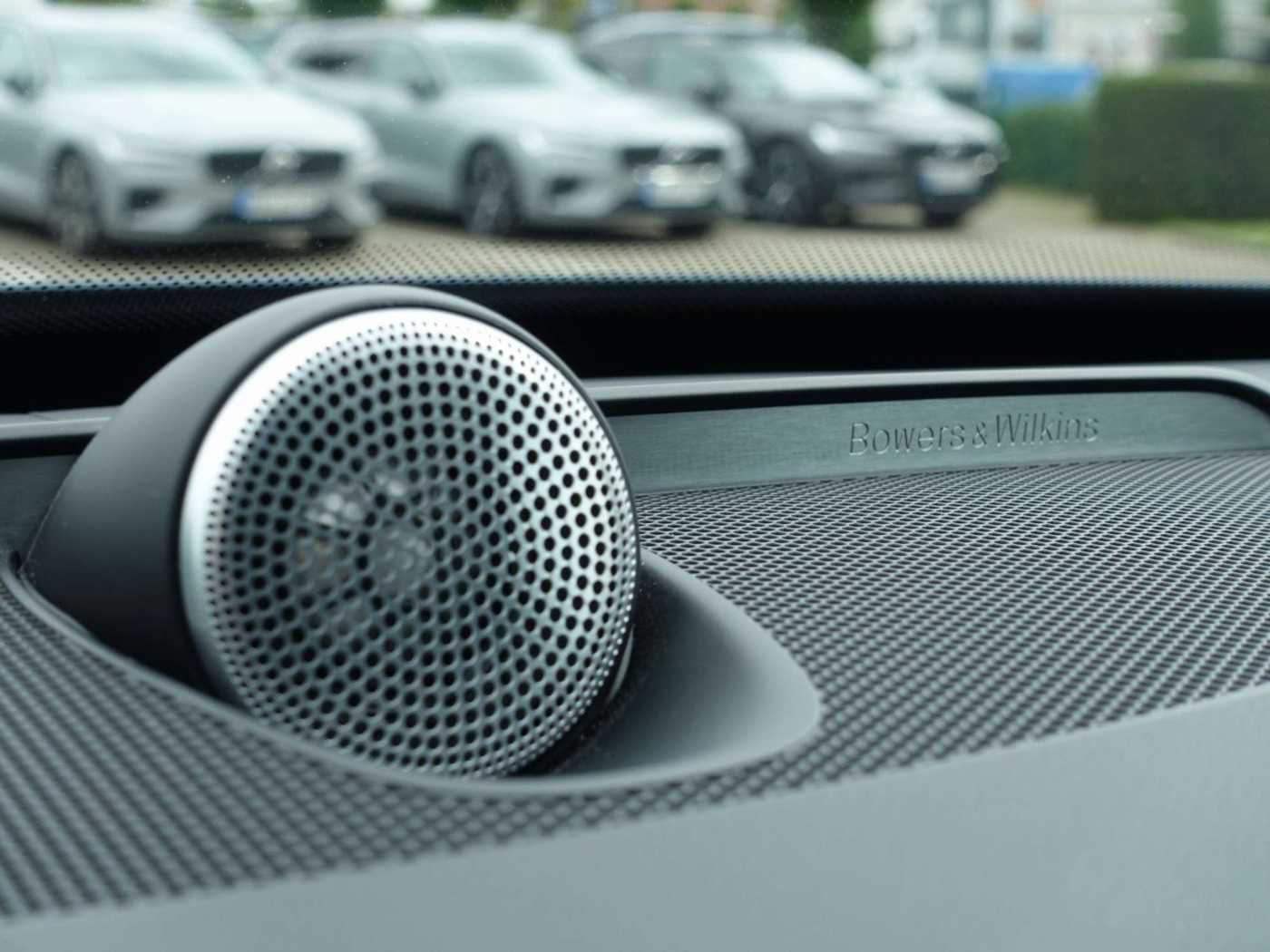 Volvo  Ultra Bright T8 AWD Plug-in Hybrid Pano, B&W
