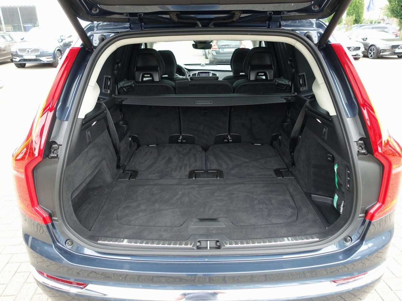 Volvo  Ultra Bright T8 AWD Plug-in Hybrid Pano, B&W