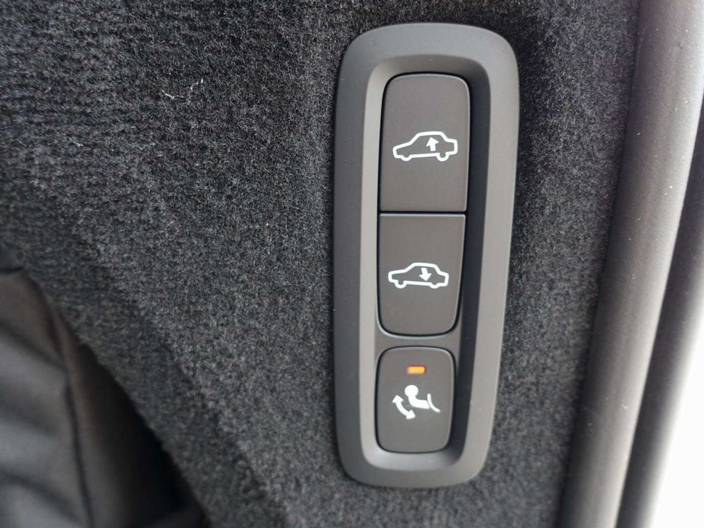 Volvo  Ultra Bright T8 AWD Plug-in Hybrid Pano, B&W