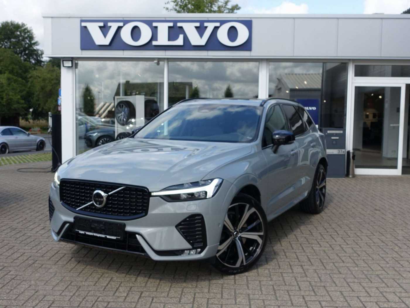 Volvo  B4 AWD Plus Dark/AHK/360°Cam/Pano. /Lenkrhz.