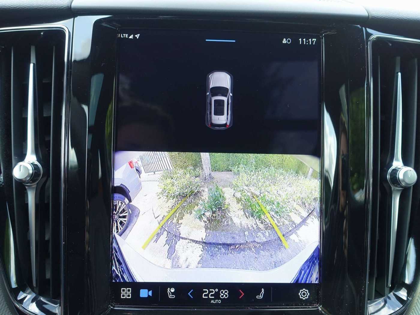 Volvo  B4 AWD Plus Dark/AHK/360°Cam/Pano. /Lenkrhz.