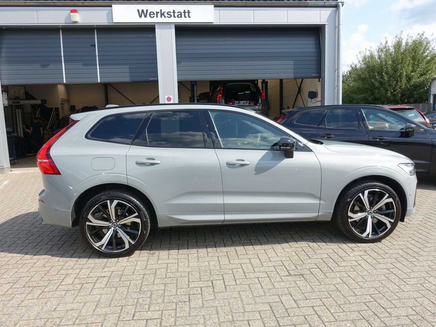Volvo  B4 AWD Plus Dark/AHK/360°Cam/Pano. /Lenkrhz.