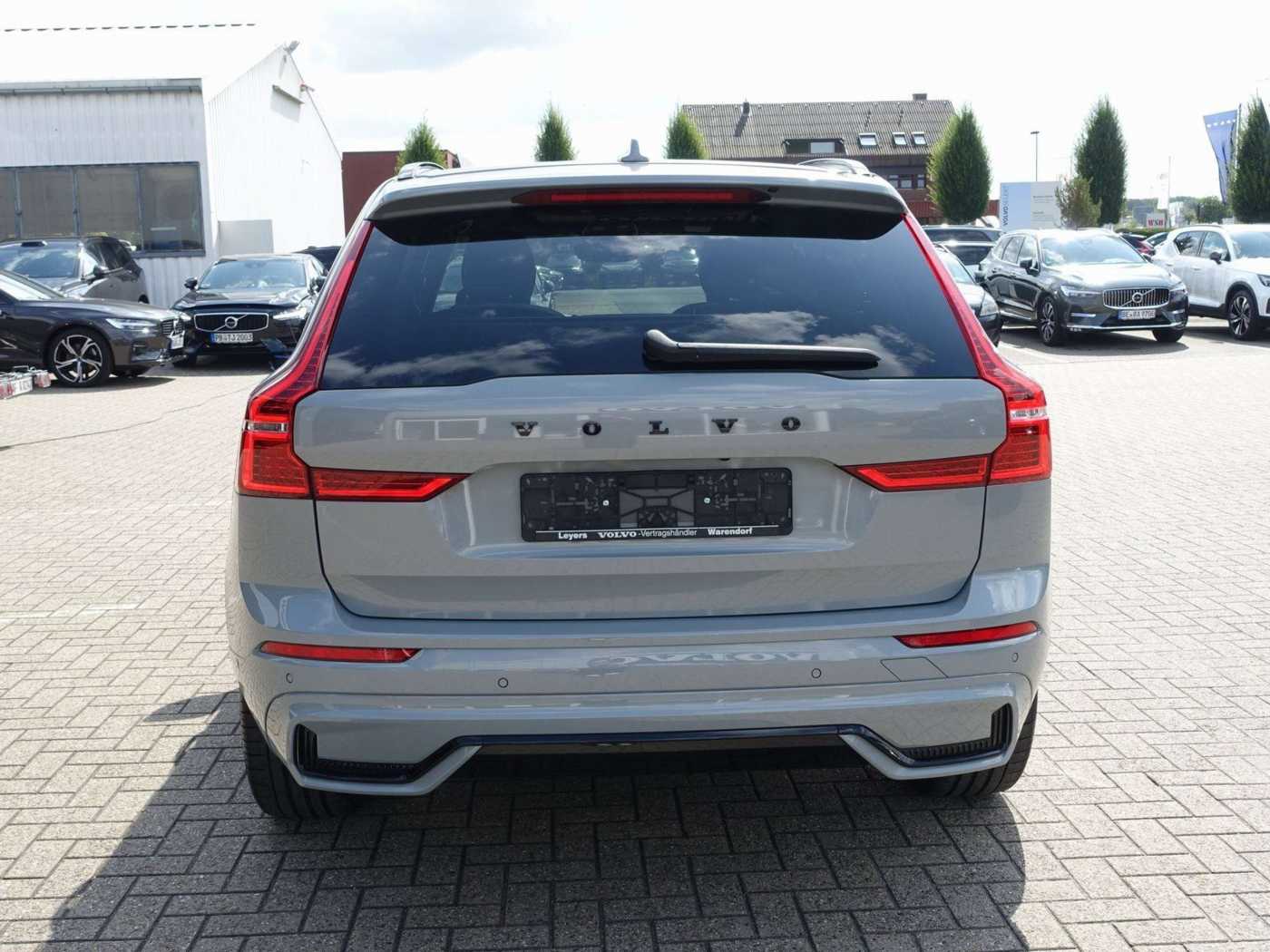 Volvo  B4 AWD Plus Dark/AHK/360°Cam/Pano. /Lenkrhz.