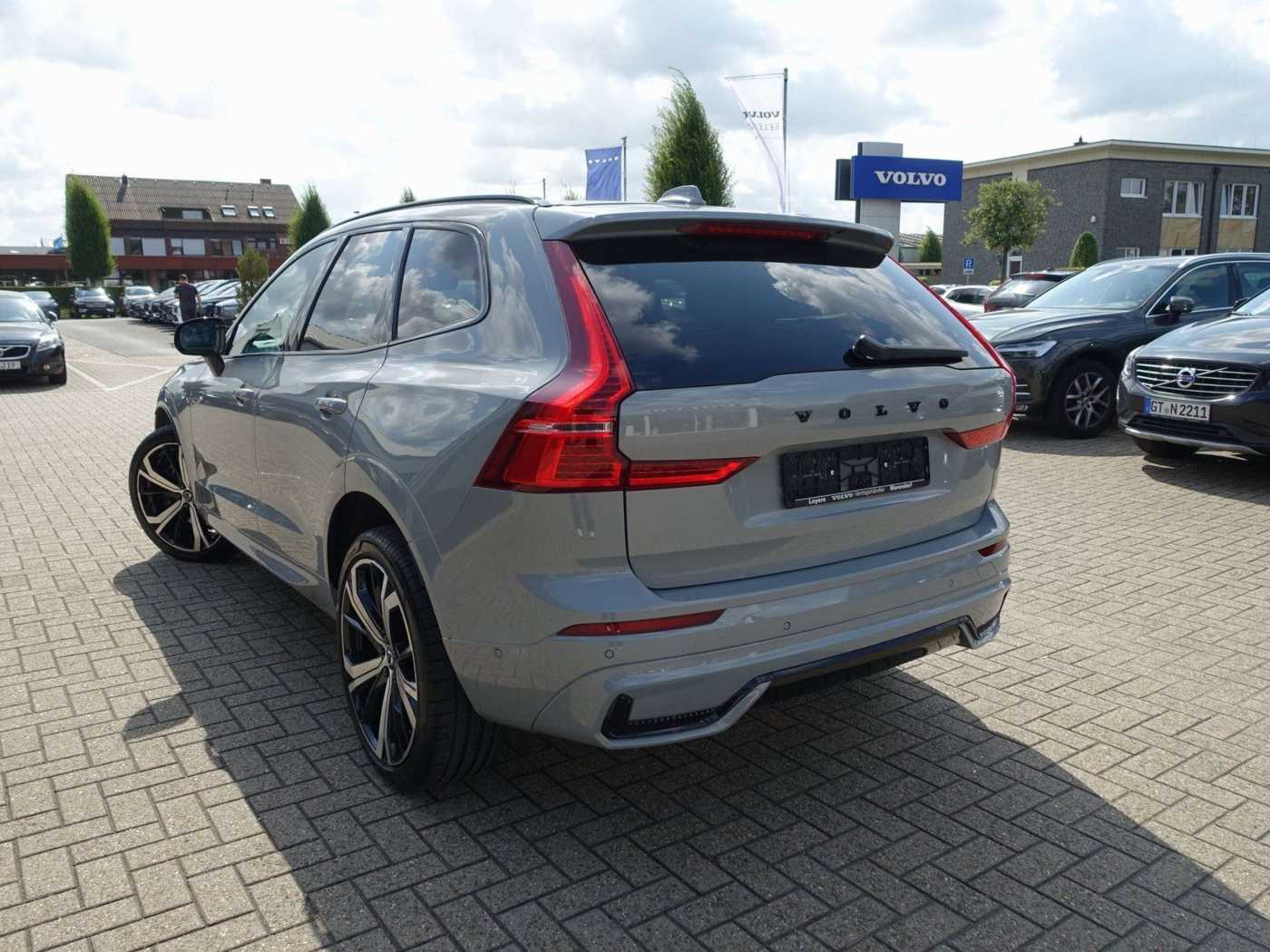 Volvo  B4 AWD Plus Dark/AHK/360°Cam/Pano. /Lenkrhz.
