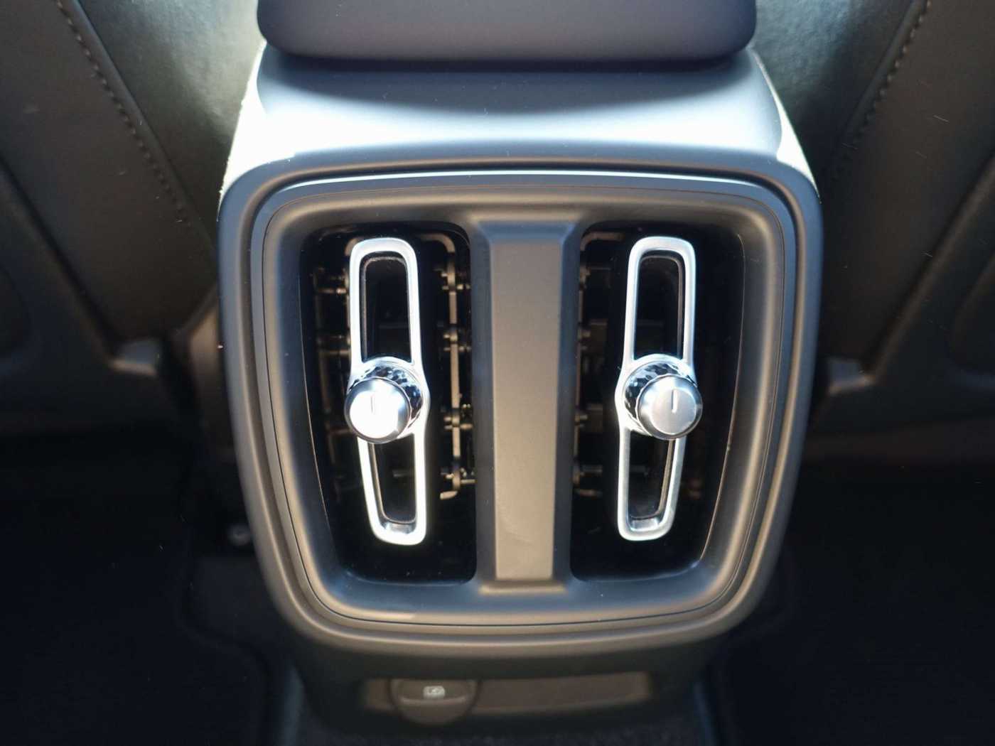 Volvo  Black Edition Ultra Twin Motor Performance