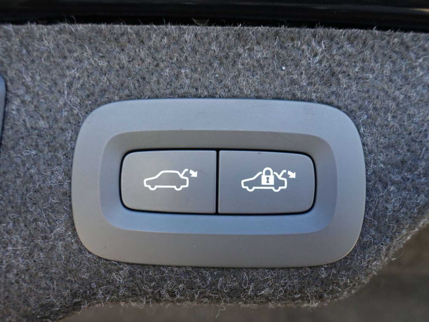 Volvo  Recharge Ultimate T8 AWD/360°/Head-Up/H&K