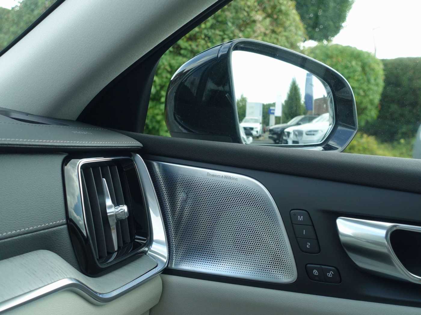 Volvo  T8 AWD Twin Engine Ultra Dark/Massage/360°