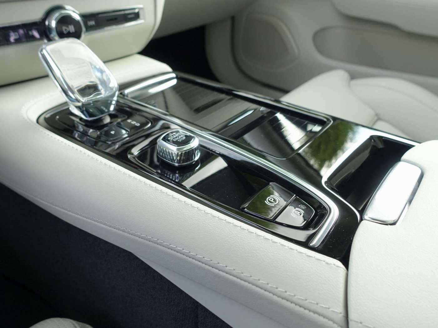 Volvo  T8 AWD Twin Engine Ultra Dark/Massage/360°