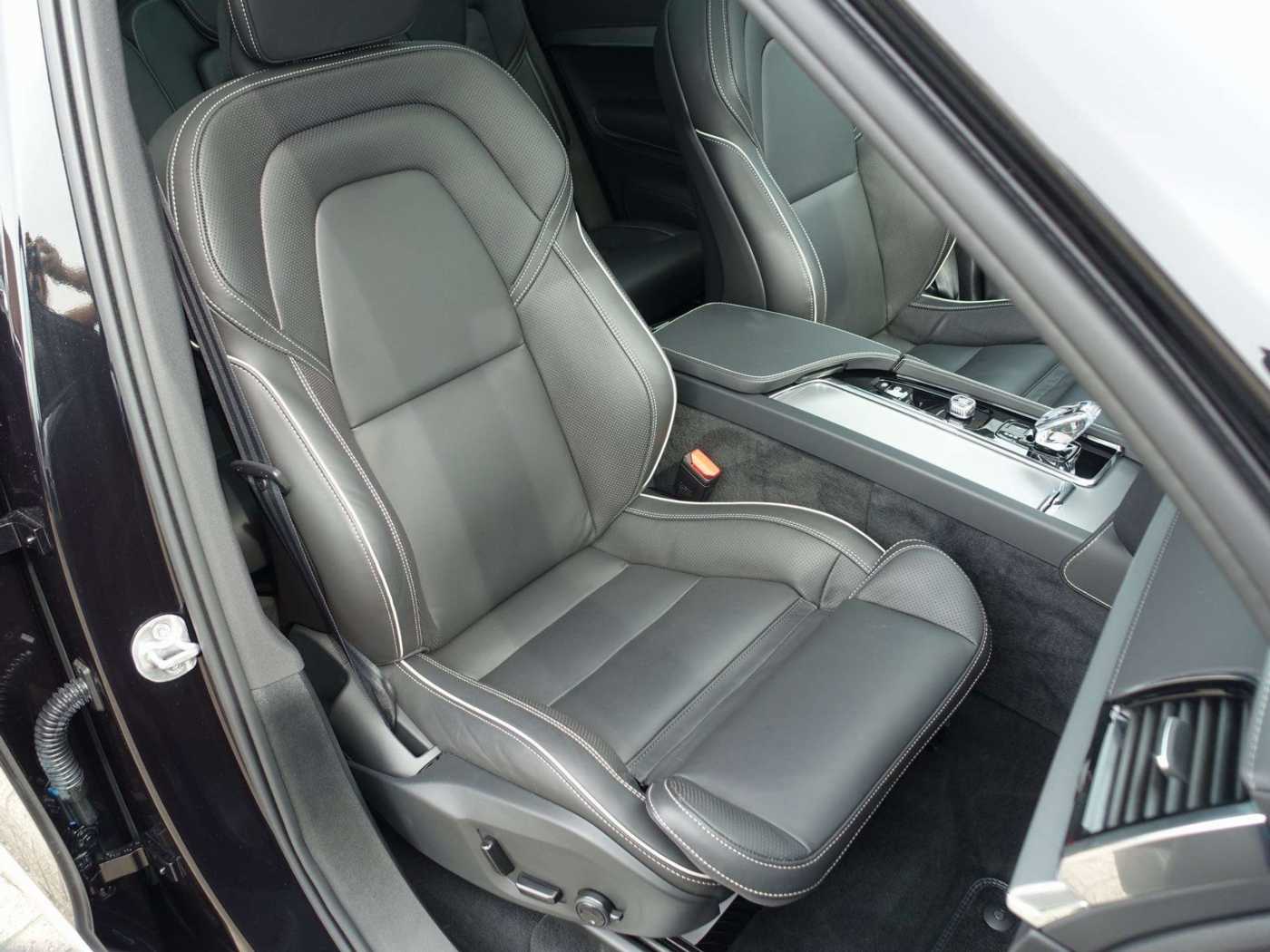 Volvo  Plus T8 AWD/360°/B&W/Pano/FourC/AHK/BLIS