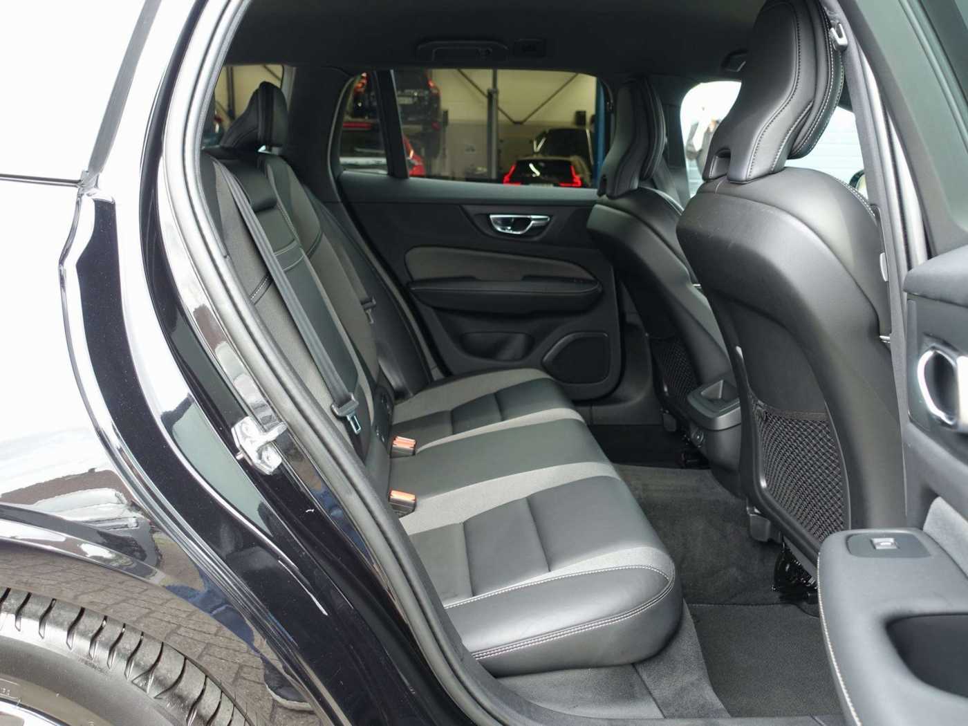Volvo  R-Design B4/HeadUP/360°/AHK/StndHZ/BLIS