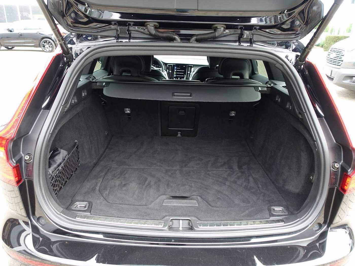 Volvo  R-Design B4/HeadUP/360°/AHK/StndHZ/BLIS