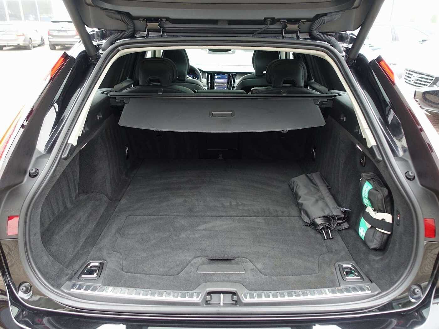 Volvo  Cross Country B4 AWD Plus/AHK/H&K/Pano/BLIS