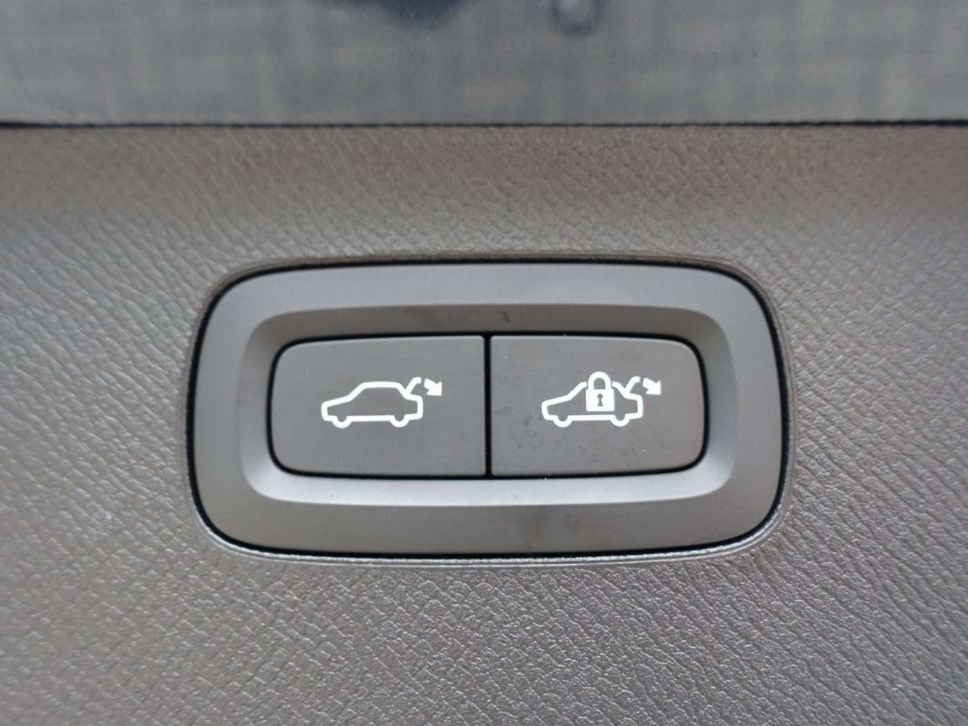 Volvo  Ultra T8 AWD/FourC/360°/H&K/Pano/Head-Up