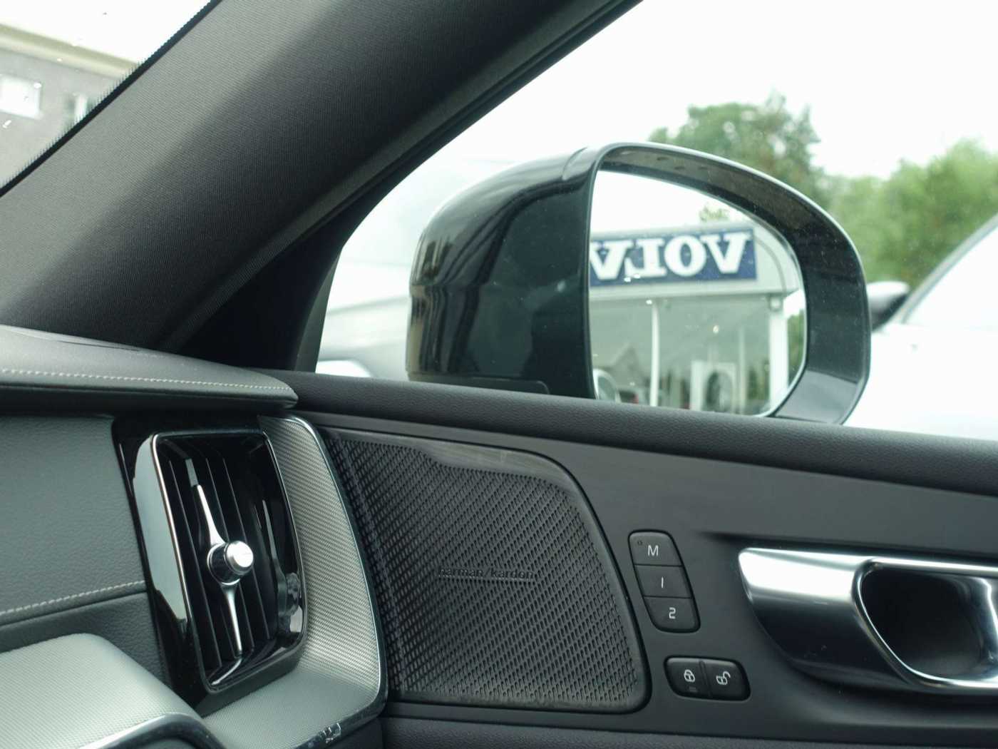 Volvo  Black Edition Ultra T8 AWD/Massage/Pano/CAM